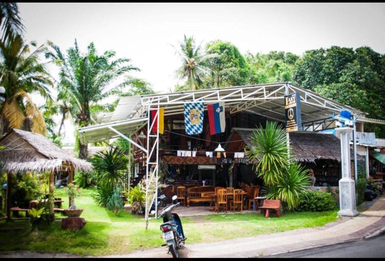 The Lazy Bar And Guesthouse Krabi town Esterno foto